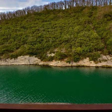Hill River