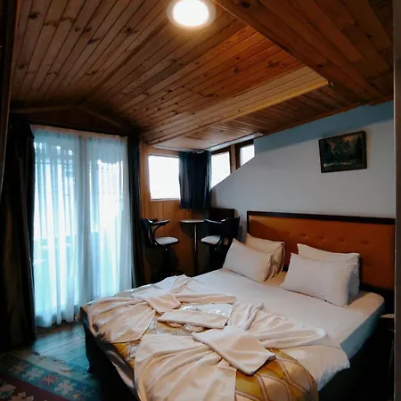 Hill River 3*