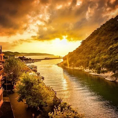 Hill River 3*