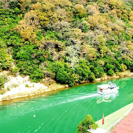Hill River